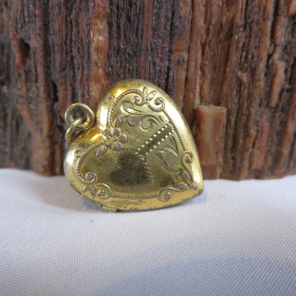 Vintage Jewelry - Vintage 10K Gold Filled CT Heart Embossed Locket